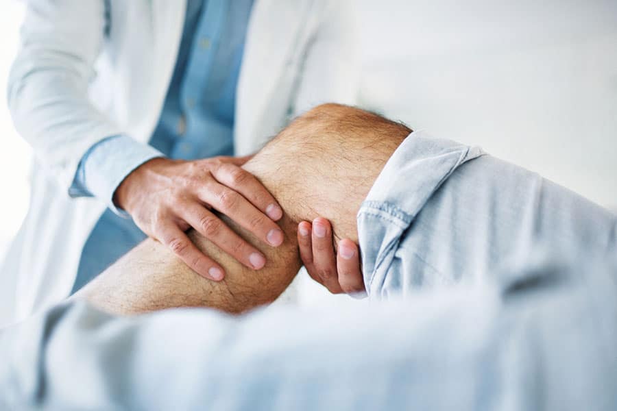 knee-pain-treatment-dearborn-mi Doctor Performing Knee Pain Treatment in Dearborn MI