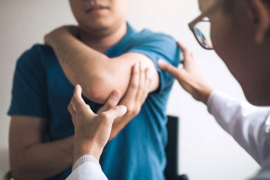Doctor performing Shoulder Pain Treatment in Dearborn MI